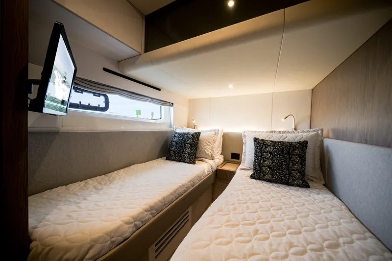 Slide: The Image of Azimut 53 FLY 2024 - 32