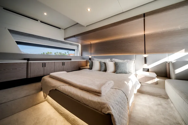 Slide: The Image of Azimut 53 FLY 2024 - 33