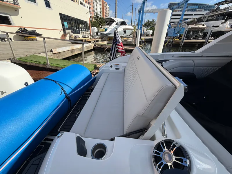 Slide: The Image of Sea Ray 350 SLX OB 2023 - 21