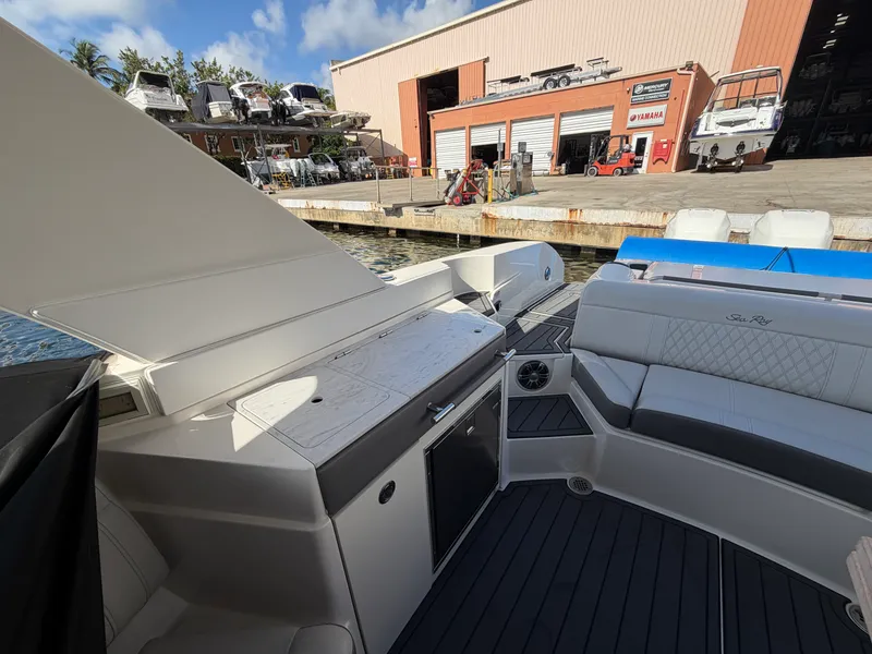 Slide: The Image of Sea Ray 350 SLX OB 2023 - 25