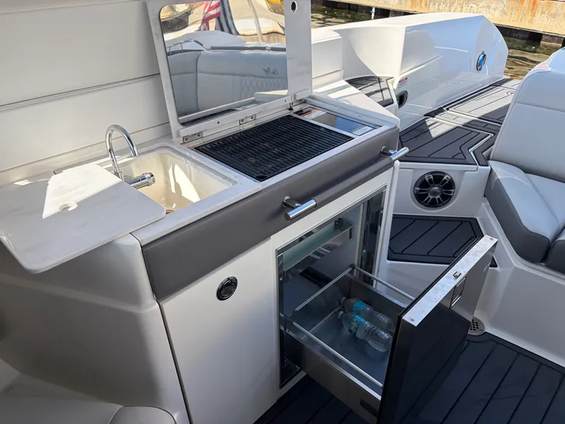 Slide: The Image of Sea Ray 350 SLX OB 2023 - 26