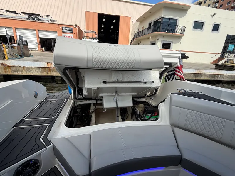 Slide: The Image of Sea Ray 350 SLX OB 2023 - 28