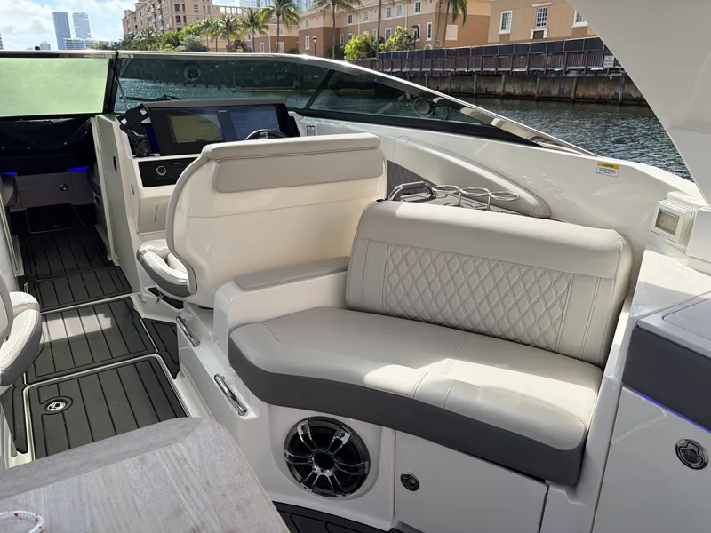 Slide: The Image of Sea Ray 350 SLX OB 2023 - 29