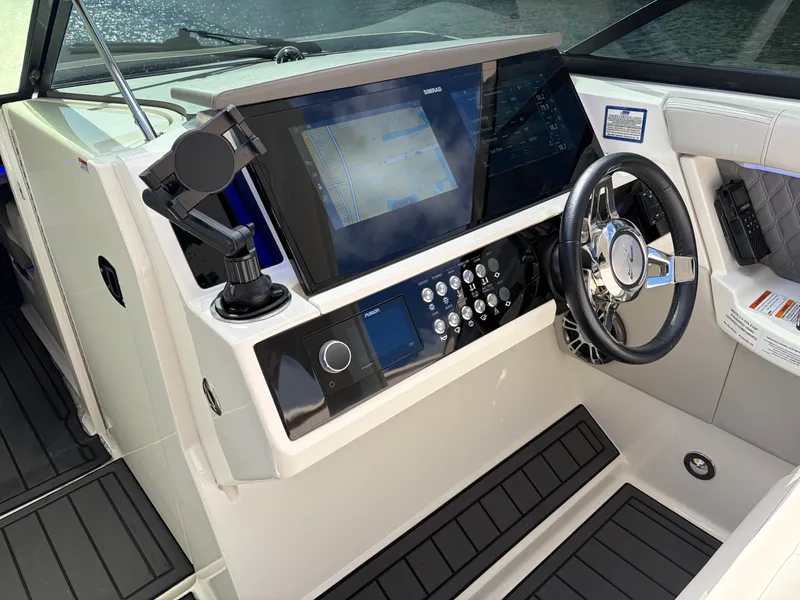 Slide: The Image of Sea Ray 350 SLX OB 2023 - 33