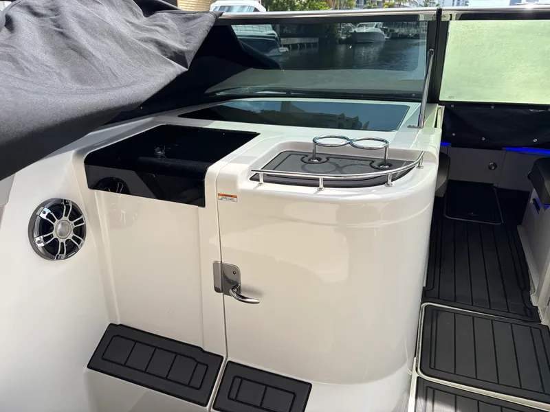 Slide: The Image of Sea Ray 350 SLX OB 2023 - 36
