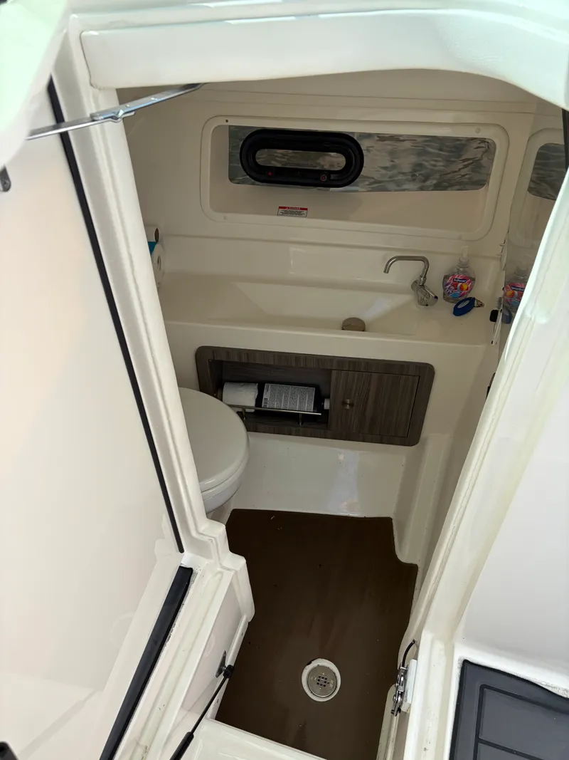 Slide: The Image of Sea Ray 350 SLX OB 2023 - 38