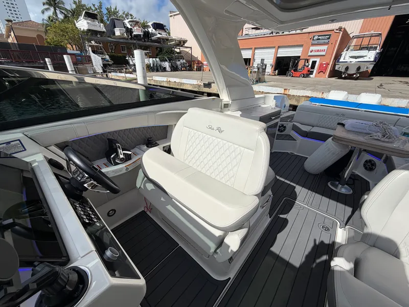 Slide: The Image of Sea Ray 350 SLX OB 2023 - 39