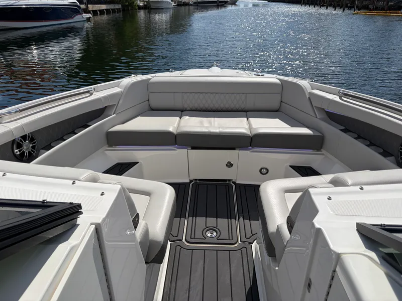 Slide: The Image of Sea Ray 350 SLX OB 2023 - 40