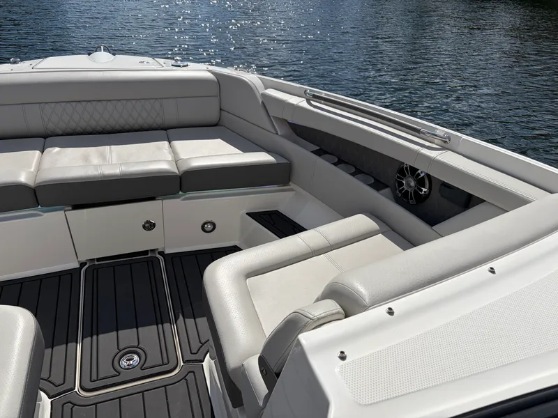 Slide: The Image of Sea Ray 350 SLX OB 2023 - 41