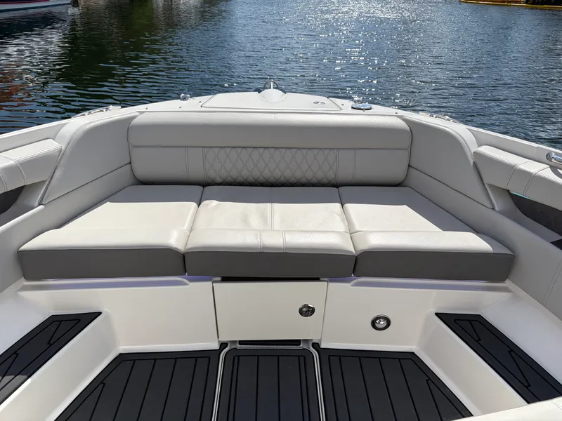 Slide: The Image of Sea Ray 350 SLX OB 2023 - 42