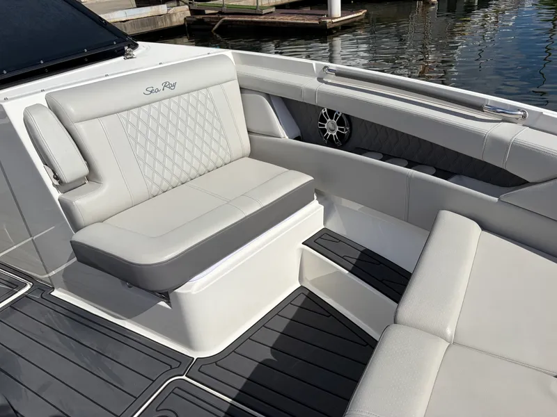 Slide: The Image of Sea Ray 350 SLX OB 2023 - 44