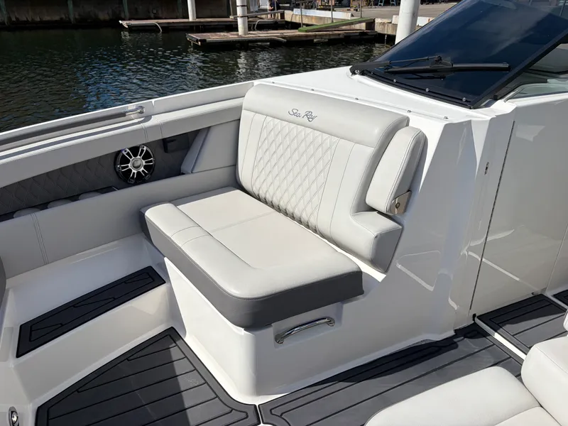 Slide: The Image of Sea Ray 350 SLX OB 2023 - 45