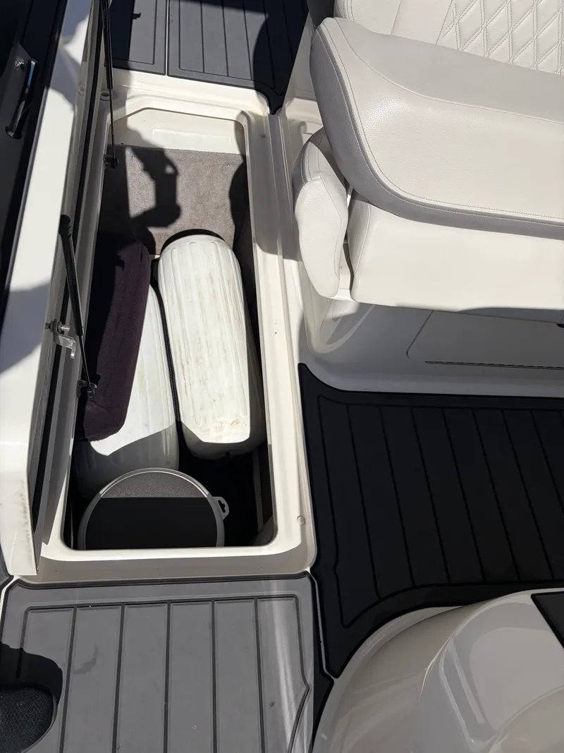 Slide: The Image of Sea Ray 350 SLX OB 2023 - 56