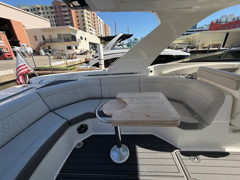 Slide: The Image of Sea Ray 350 SLX OB 2023 - 62