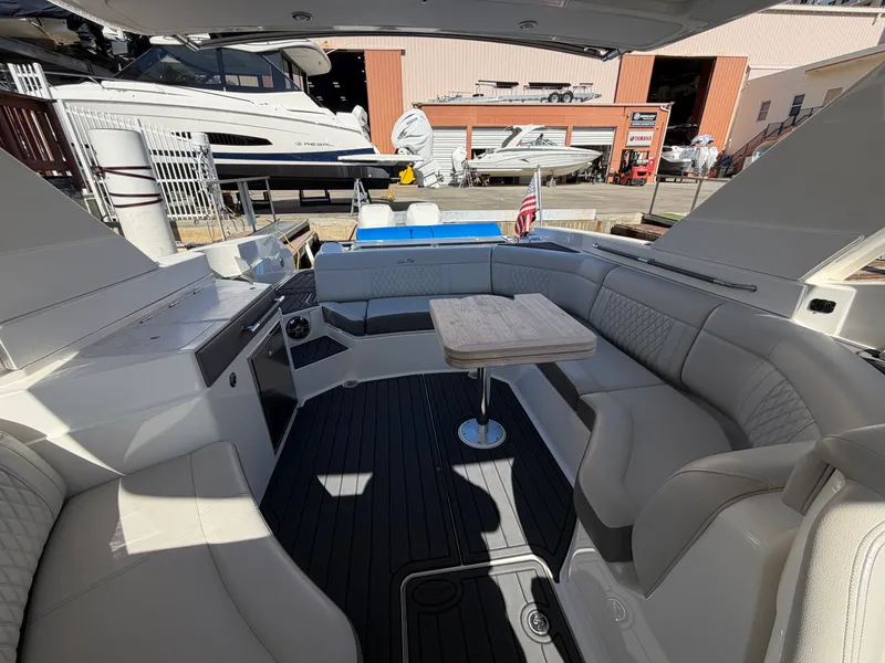 Slide: The Image of Sea Ray 350 SLX OB 2023 - 64