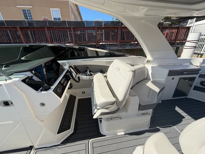 Slide: The Image of Sea Ray 350 SLX OB 2023 - 66