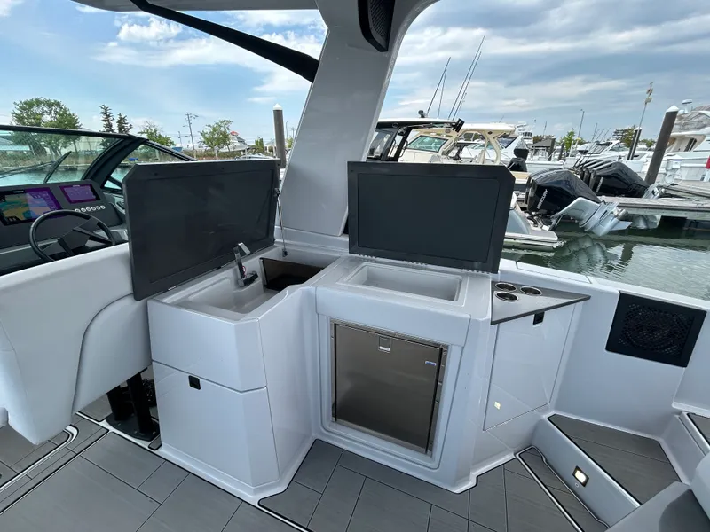 Slide: The Image of Aviara AV32 Outboard 2023 - 21