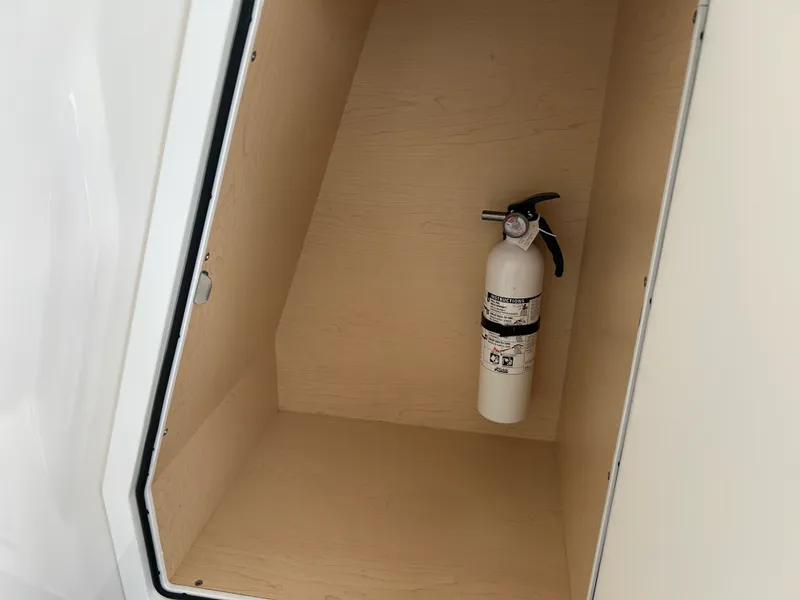 Slide: The Image of Aviara AV32 Outboard 2023 - 38