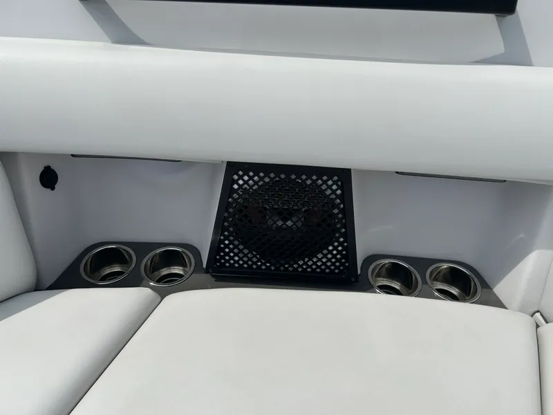 Slide: The Image of Aviara AV32 Outboard 2023 - 45