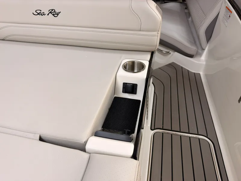 Slide: The Image of Sea Ray SLX 280 2026 - 15