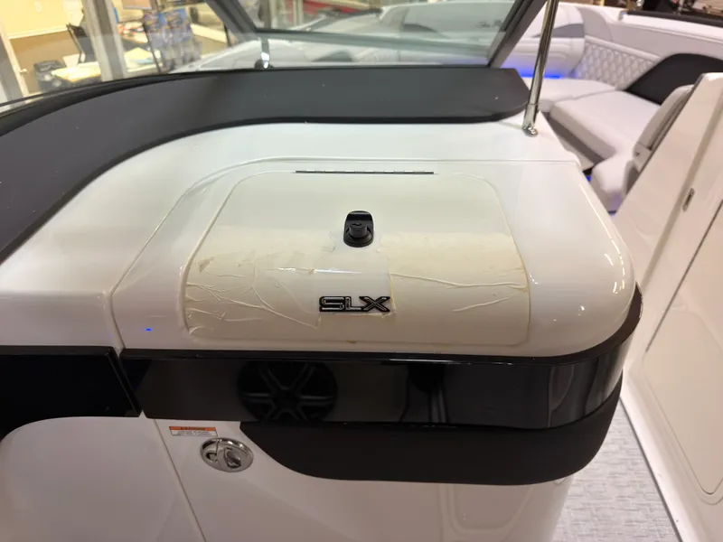 Slide: The Image of Sea Ray SLX 280 2026 - 33