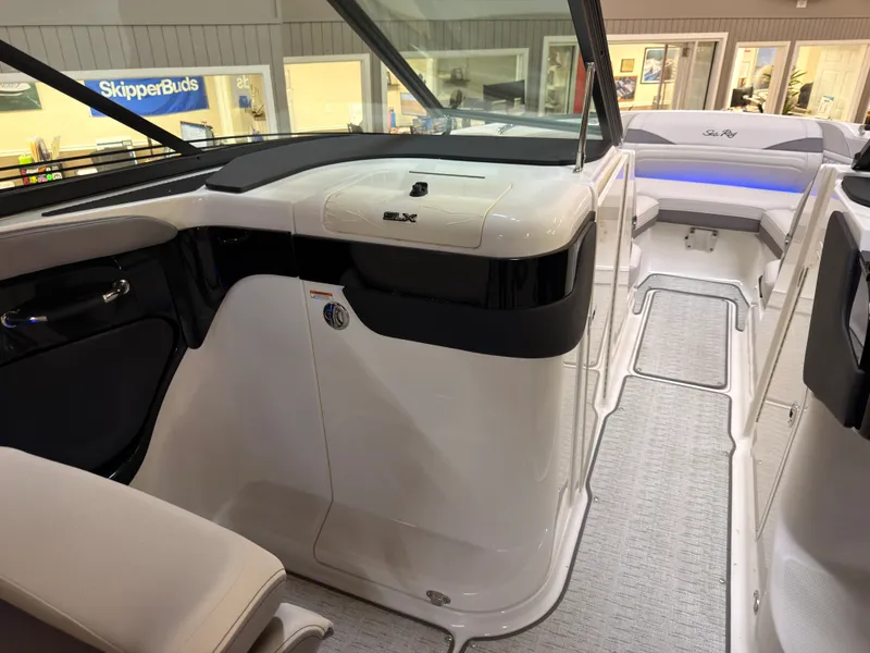 Slide: The Image of Sea Ray SLX 280 2026 - 32