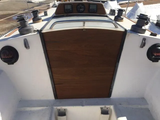 Slide: The Image of 1985 S2 9.1 sailboat cockpit with wooden hatch and winches. - 4