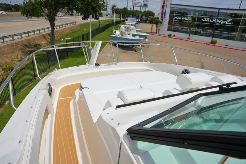 Slide: The Image of Sea Ray Sundancer 320 2026 - 31