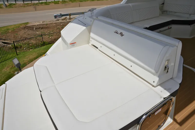 Slide: The Image of Sea Ray Sundancer 320 2026 - 5