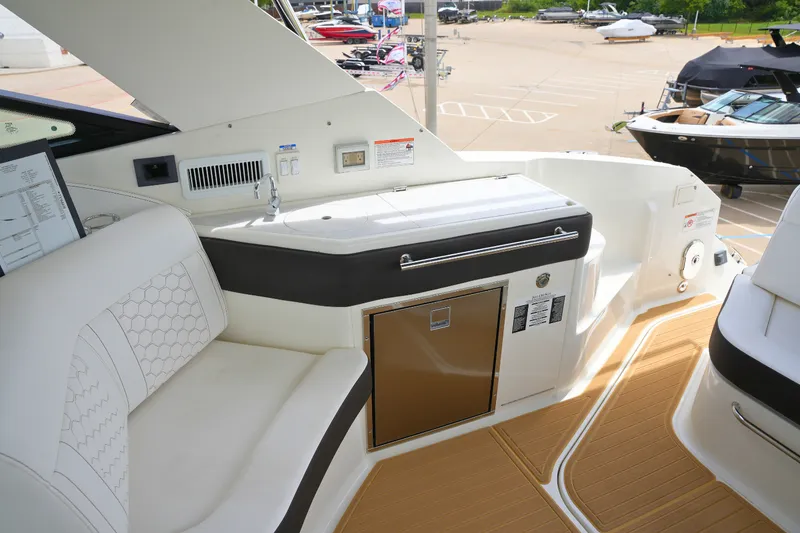 Slide: The Image of Sea Ray Sundancer 320 2026 - 13