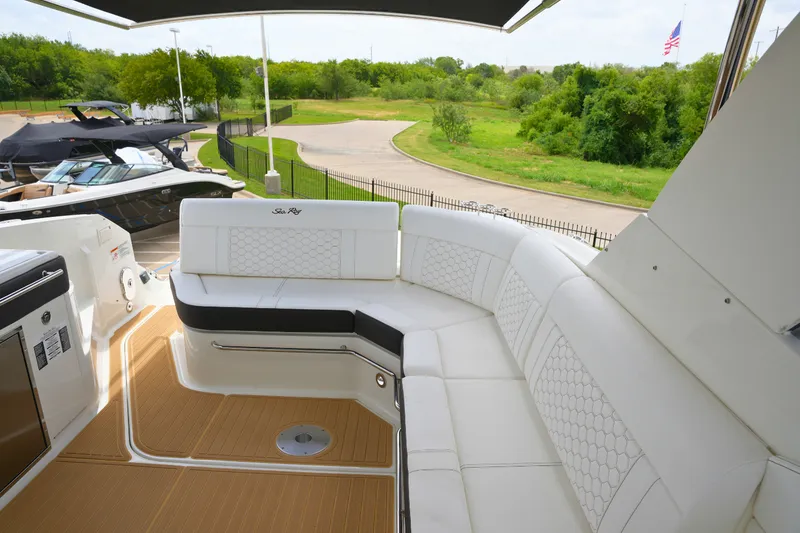 Slide: The Image of Sea Ray Sundancer 320 2026 - 10