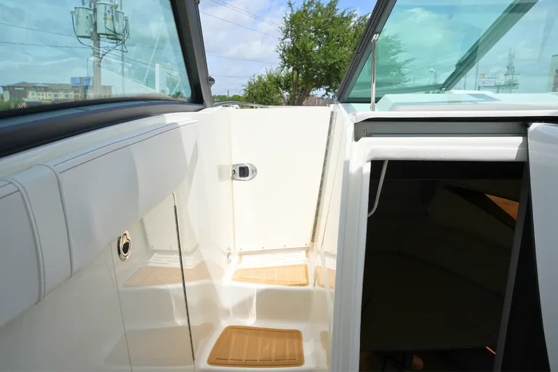 Slide: The Image of Sea Ray Sundancer 320 2026 - 30