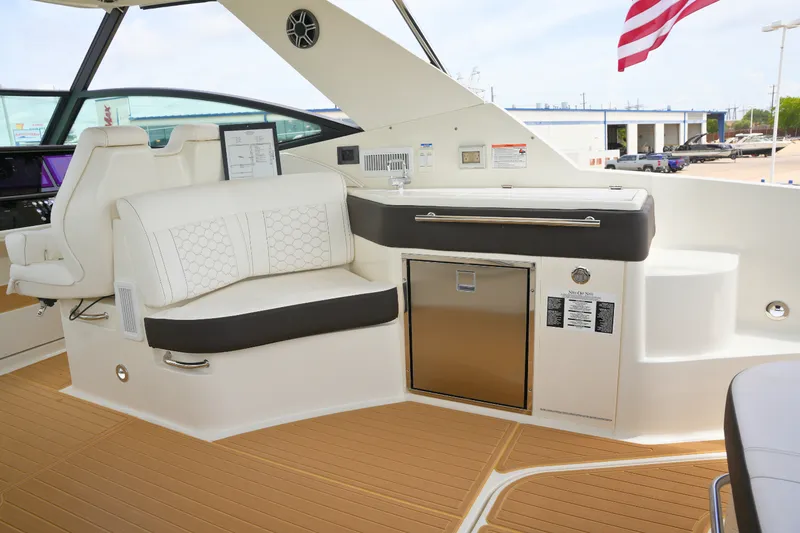 Slide: The Image of Sea Ray Sundancer 320 2026 - 11