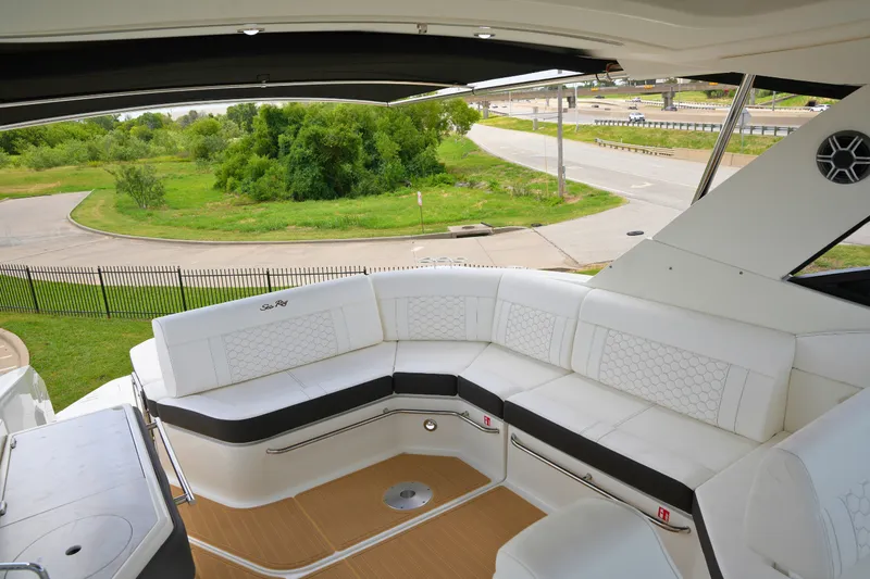 Slide: The Image of Sea Ray Sundancer 320 2026 - 8