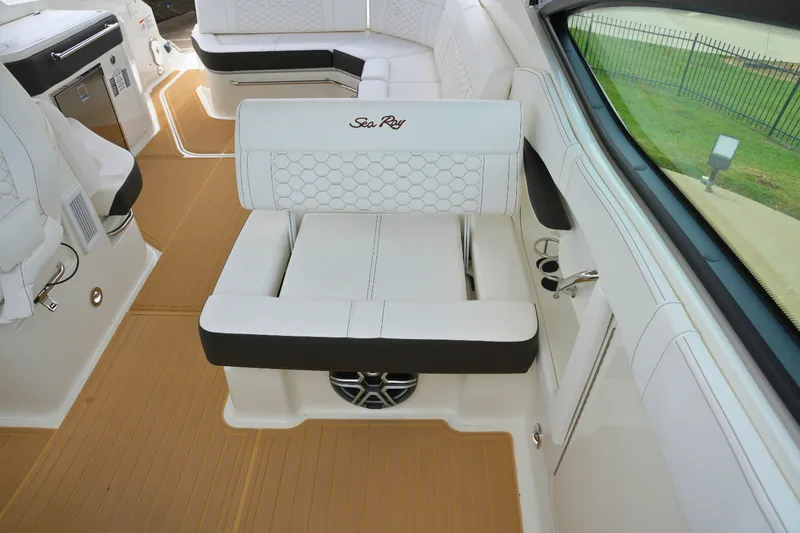 Slide: The Image of Sea Ray Sundancer 320 2026 - 20