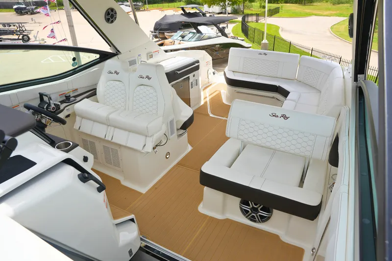 Slide: The Image of Sea Ray Sundancer 320 2026 - 22