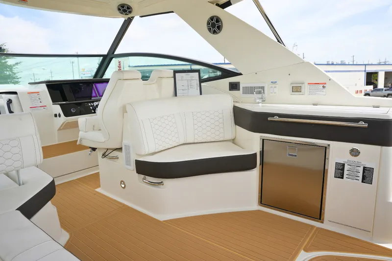 Slide: The Image of Sea Ray Sundancer 320 2026 - 12
