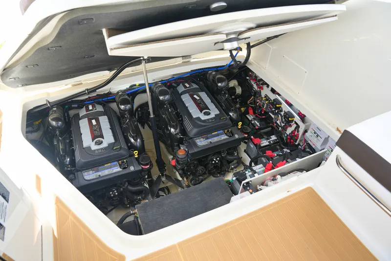 Slide: The Image of Sea Ray Sundancer 320 2026 - 48