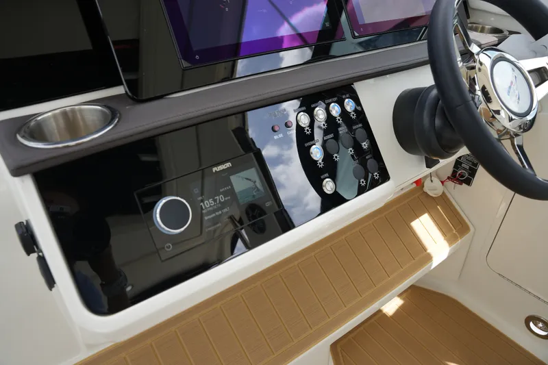 Slide: The Image of Sea Ray Sundancer 320 2026 - 25