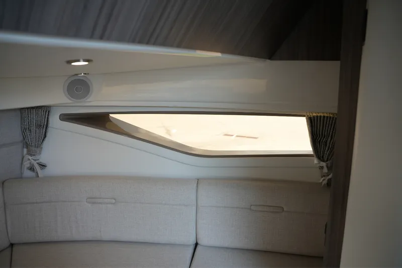 Slide: The Image of Sea Ray Sundancer 320 2026 - 39