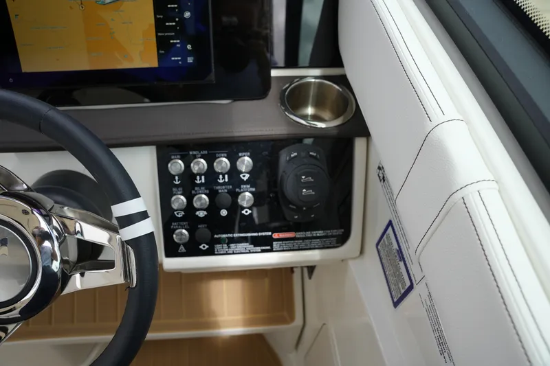 Slide: The Image of Sea Ray Sundancer 320 2026 - 27