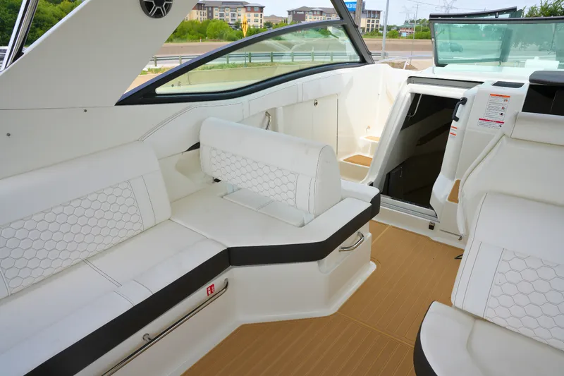 Slide: The Image of Sea Ray Sundancer 320 2026 - 19