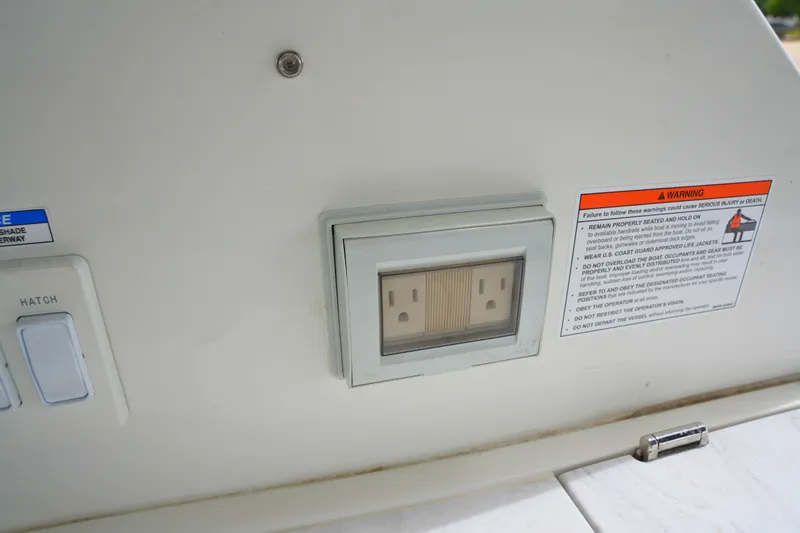 Slide: The Image of Sea Ray Sundancer 320 2026 - 18