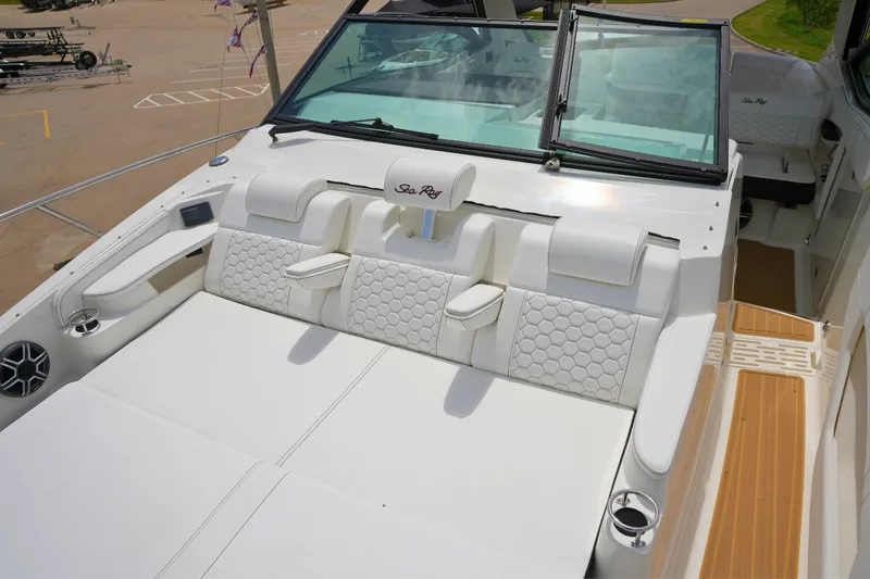 Slide: The Image of Sea Ray Sundancer 320 2026 - 32