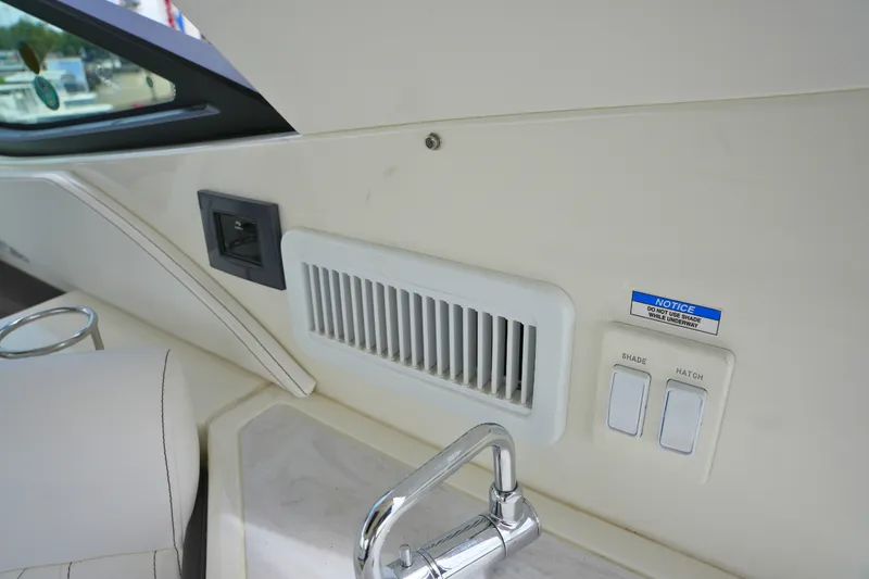 Slide: The Image of Sea Ray Sundancer 320 2026 - 16