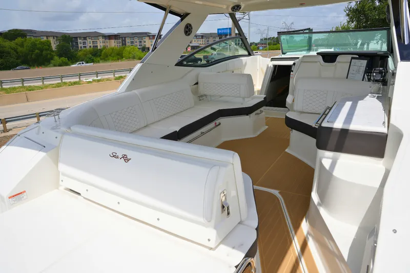 Slide: The Image of Sea Ray Sundancer 320 2026 - 7