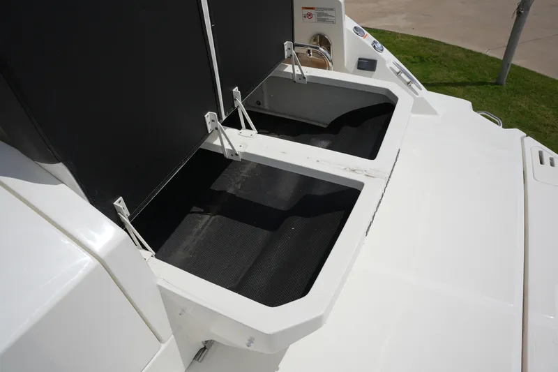 Slide: The Image of Sea Ray Sundancer 320 2026 - 6