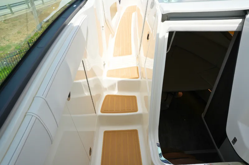 Slide: The Image of Sea Ray Sundancer 320 2026 - 29
