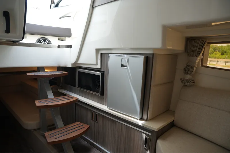 Slide: The Image of Sea Ray Sundancer 320 2026 - 37