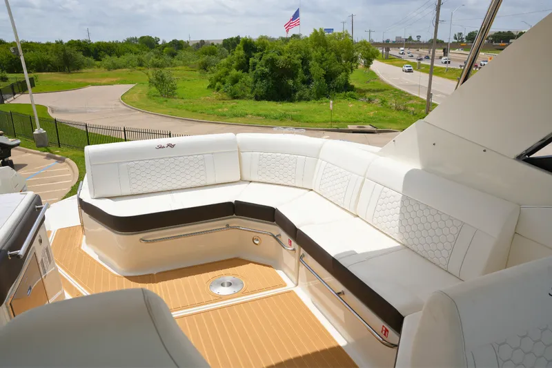 Slide: The Image of Sea Ray Sundancer 320 2026 - 9